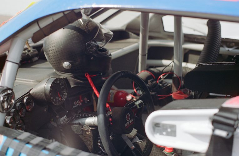 NASCAR, Joey Gase’i Yarışta Arabasına Çarptıktan Sonra Tampon Fırlattığı İçin Para Cezasına Çarptırdı